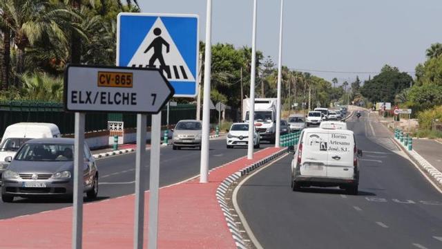 El tramo de la carretera a Santa Pola, donde en los próximos días está previsto que comiencen las obras de desdoblamiento. | ANTONIO AMORÓS