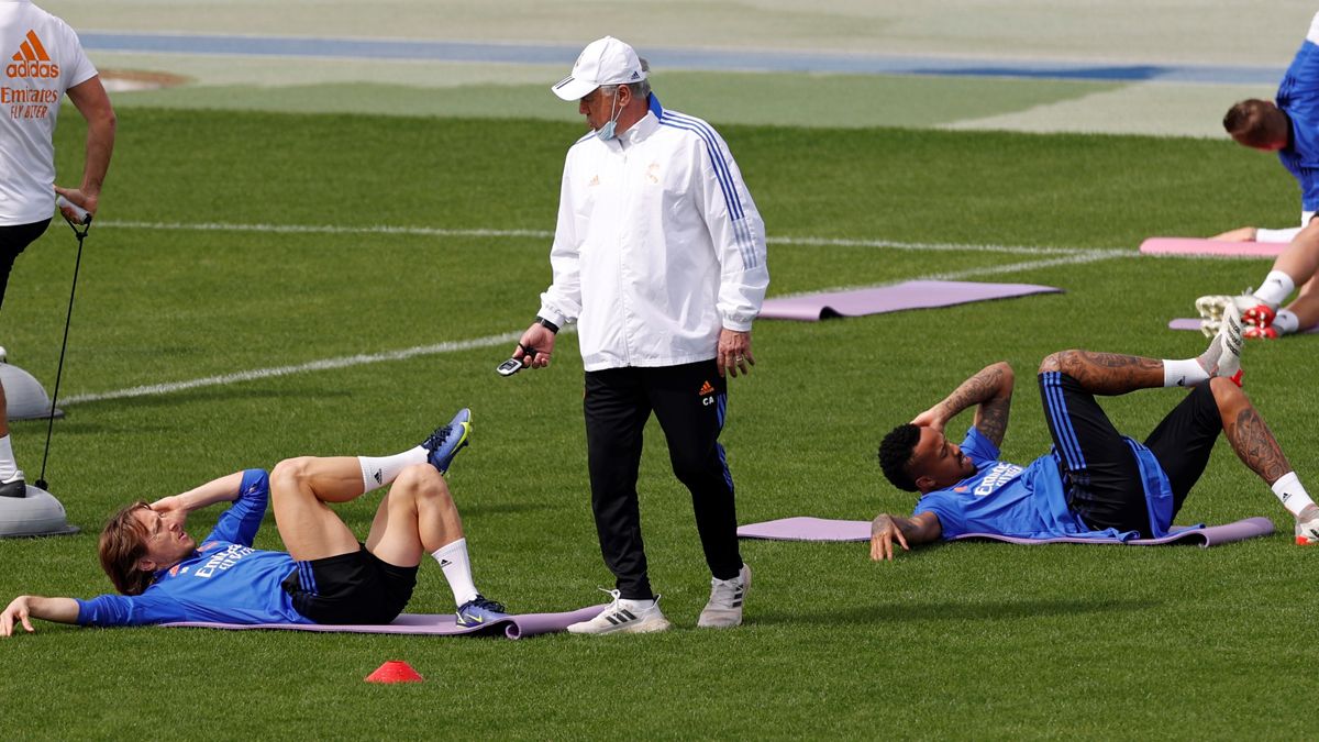 Ancelotti con Modric en un entrenamiento