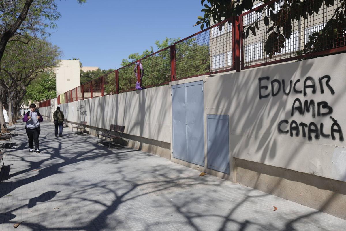 Aparecen nuevas pintadas contra la dirección del colegio público del Molinar