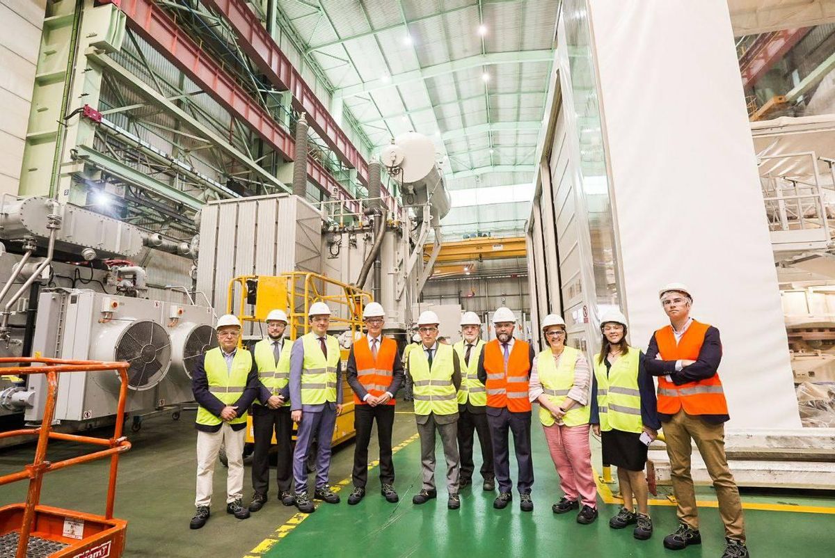 El candidato del PP visita junto al consejero de Industria, Jorge Paradella, la planta local de la multinacional Hitachi