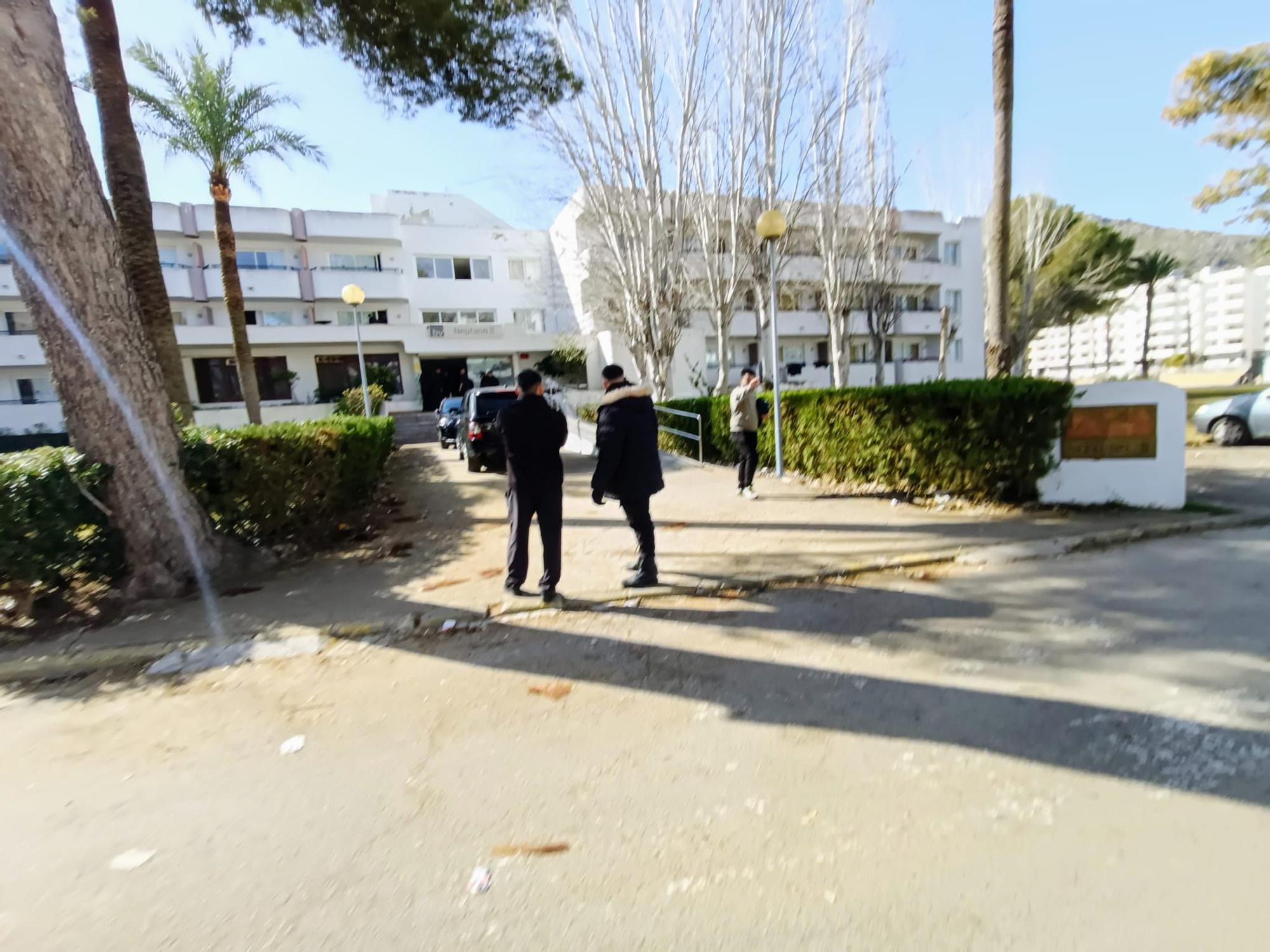 FOTOS | El desalojode 'okupas' en el hotel Bellveue del Puerto de Alcúdia, en imágenes