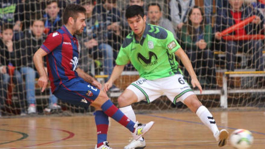 Cecilio, jugador del Levante UD FS, controla un balón junto a Daniel, del Inter Movistar