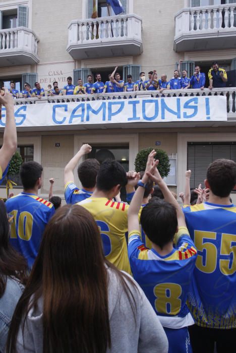 Celebració de l''ascens del Sarrià a la divisió de plata d''handbol