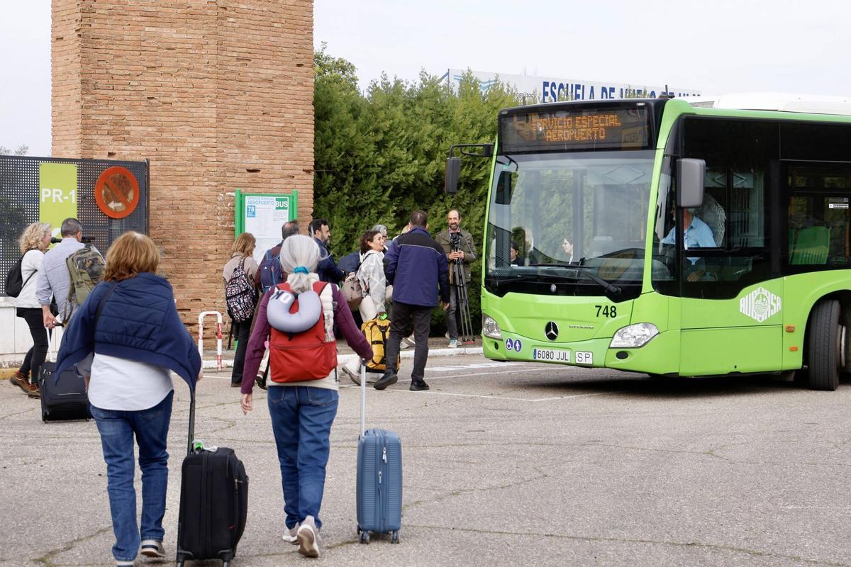 Aeropuerto de Córdoba Binter presenta sus vuelos directos entre Córdoba y Canarias. Avión, pasajeros, maletas