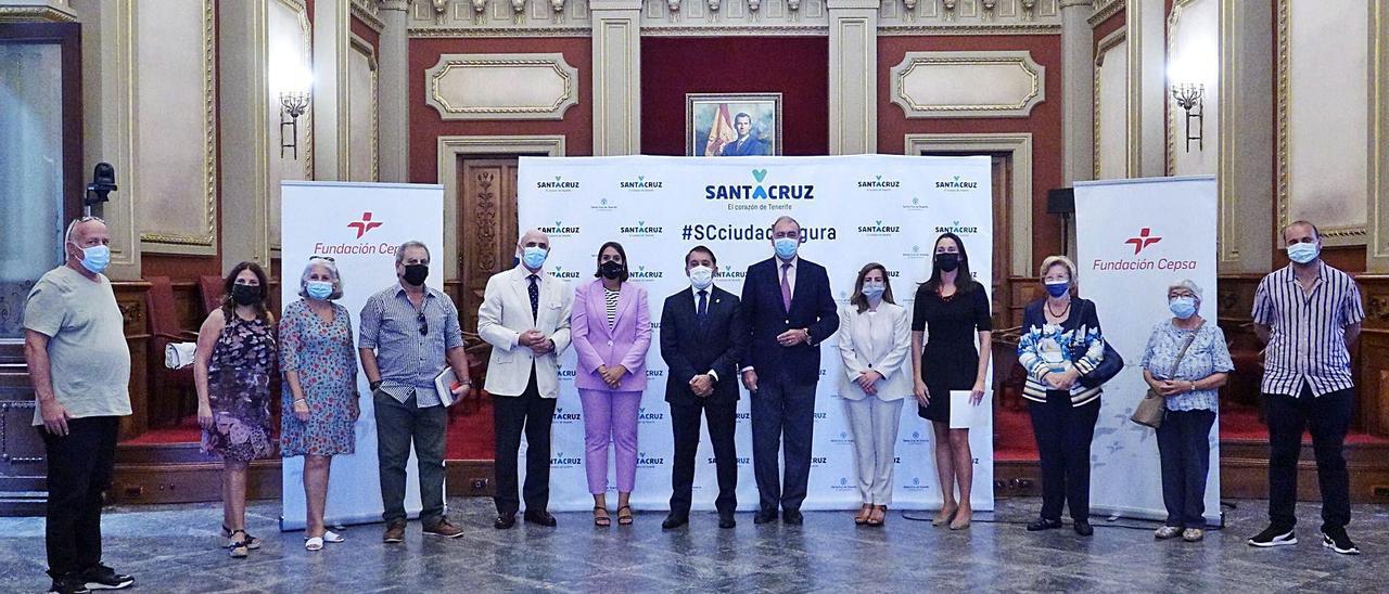 Firma del convenio de los responsables del Ayuntamiento de Santa Cruz de Tenerife y la Fundación Cepsa, junto a representantes de colectivos sociales.