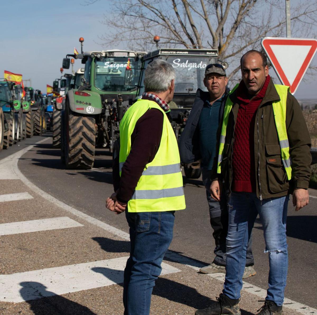 Los agricultores bloquean los accesos a la ciudad en una movilización histórica