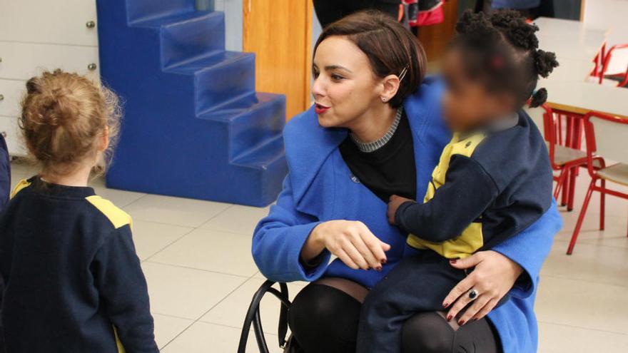 Chenoa felicita la labor de los educadores en su visita a Casa Caridad