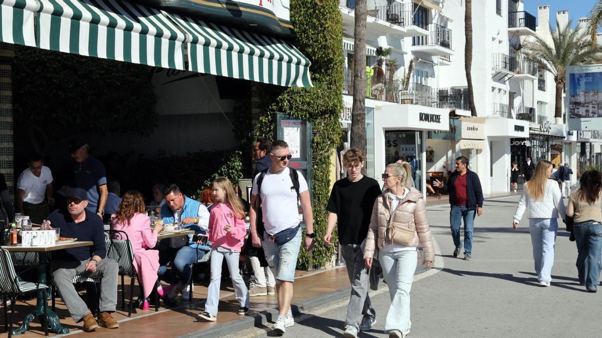 Turistas pasean por la calle principal de Puerto Banús durante el pasado verano. | L.O.