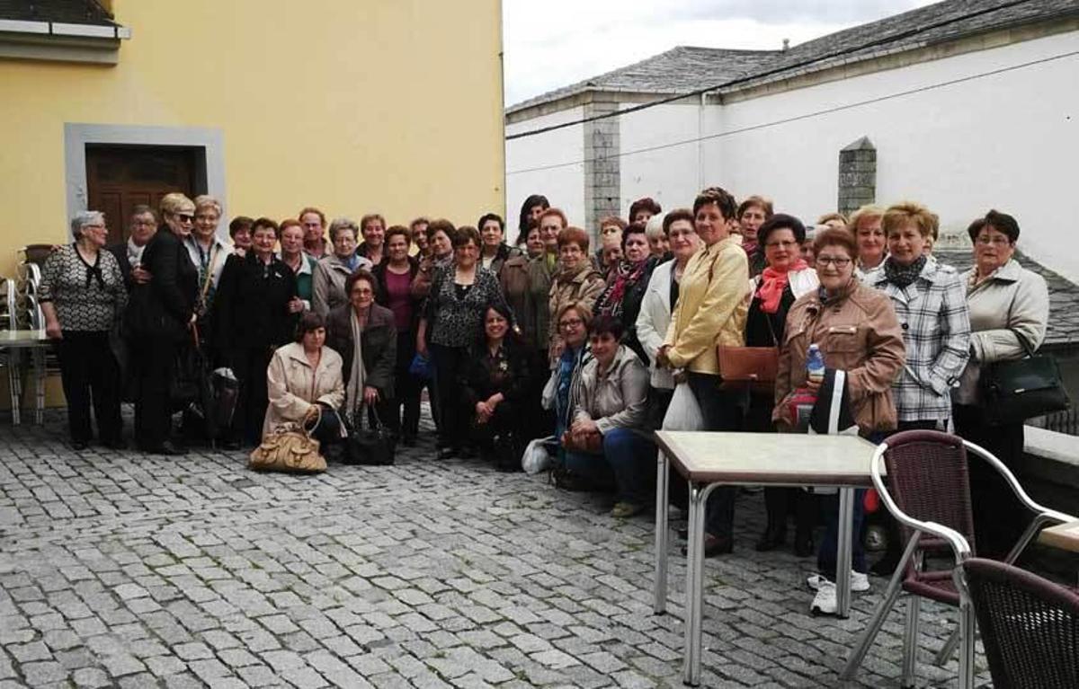 Las mujeres del colectivo "Nosotr@s" posan durante su excursión a Boal.