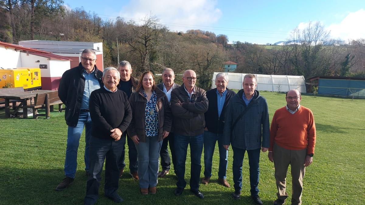 Por la izquierda, Roberto Fernández, Santiago Pérez, José Ramón Feito, Montse Fernández, José Rodríguez, Valentín Fernández, Francisco Rodríguez, Marcelino Marcos Líndez y Mariano Ruiz.