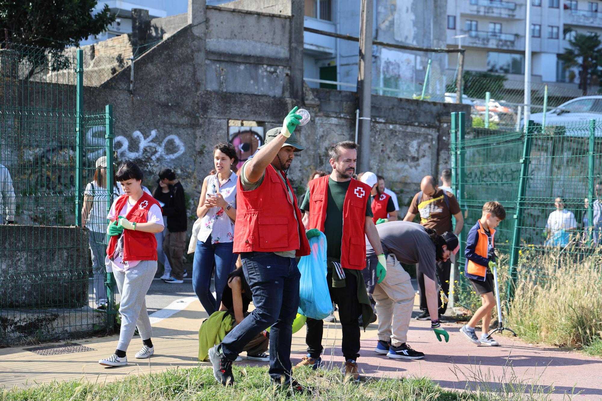 Voluntarios de Cruz Roja recogen basura en la Vía Verde