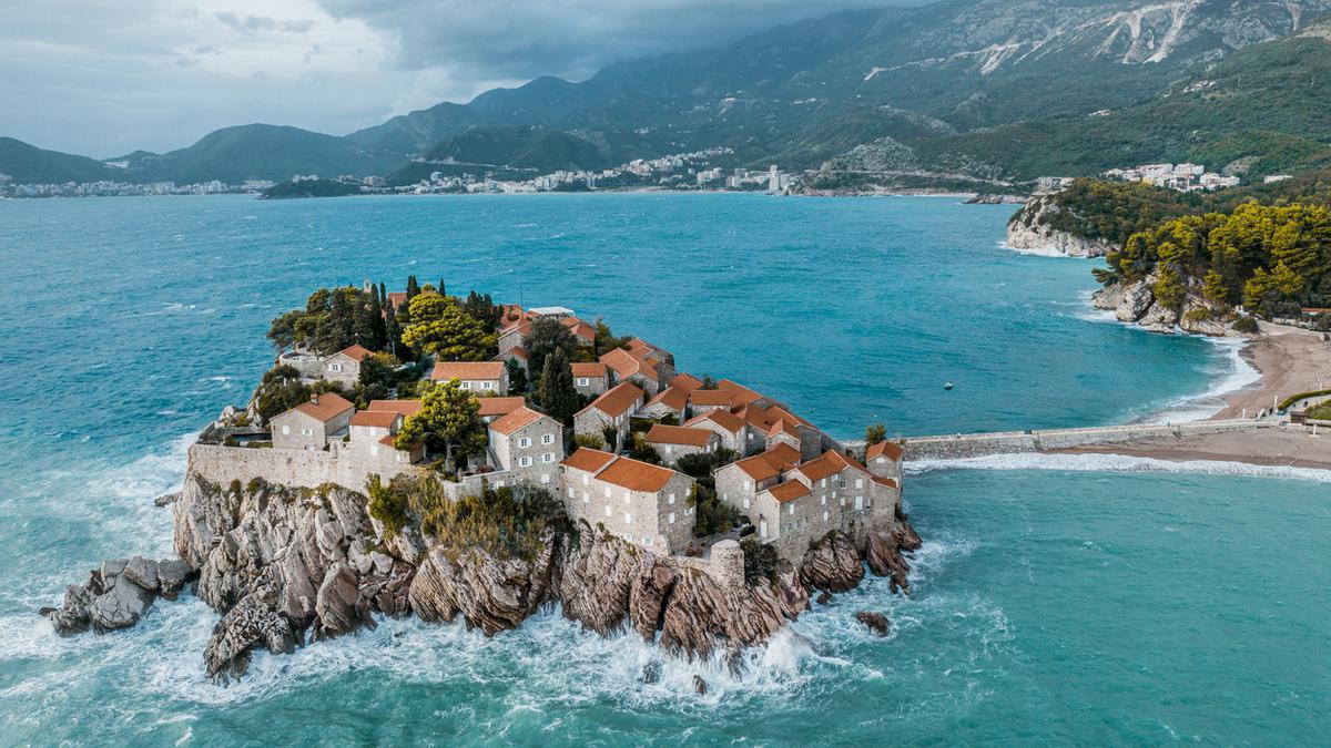 Cómo viajar al país más desconocido de Europa: playa, montaña y ciudades medievales a precios bajos