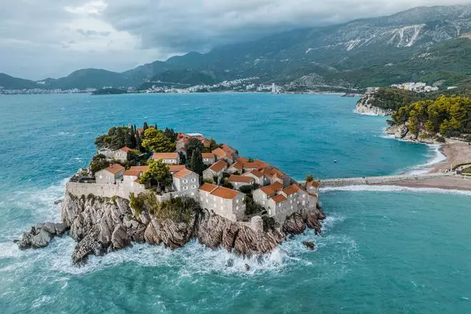 Cómo viajar al país más desconocido de Europa: playa, montaña y ciudades medievales a precios bajos