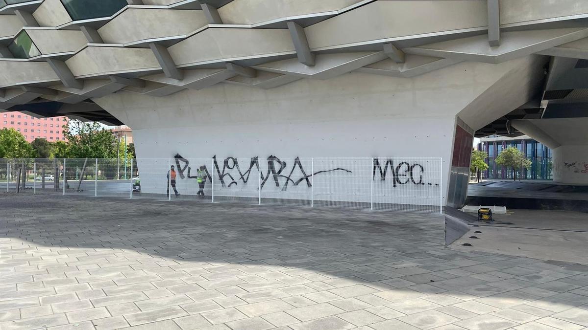 Vallas que se están colocando alrededor del Pabellón de Aragón para evitar pintadas.