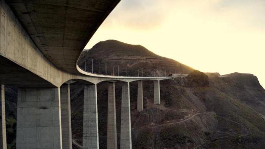 Una empresa grancanaria plantea obtener energía eólica bajo los viaductos