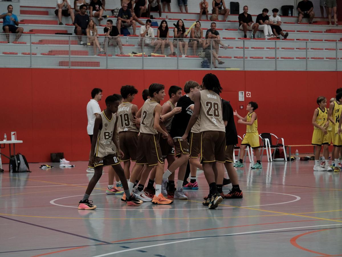 La plantilla del Bàsquet Girona celebra la victòria en la categoria masculina.