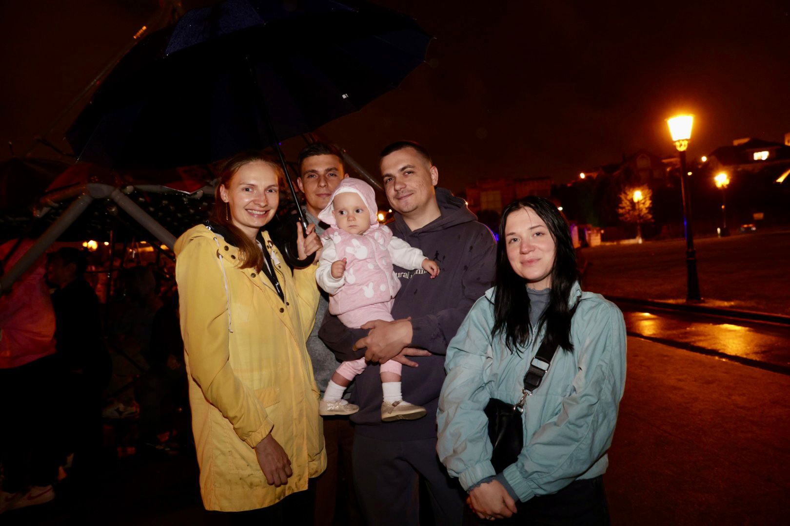 EN IMÁGENES: Así se vivieron unos fuegos de San Mateo bajo la lluvia en Oviedo