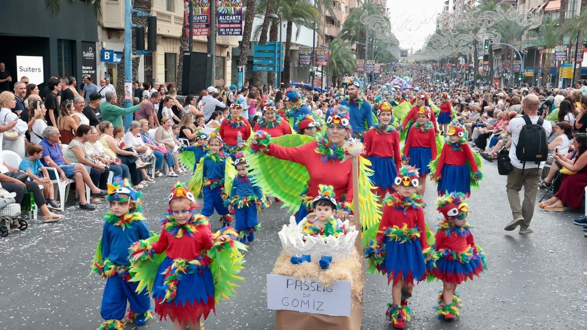 El desfile del Ninot de las Hogueras 2026 en Alicante, en imágenes