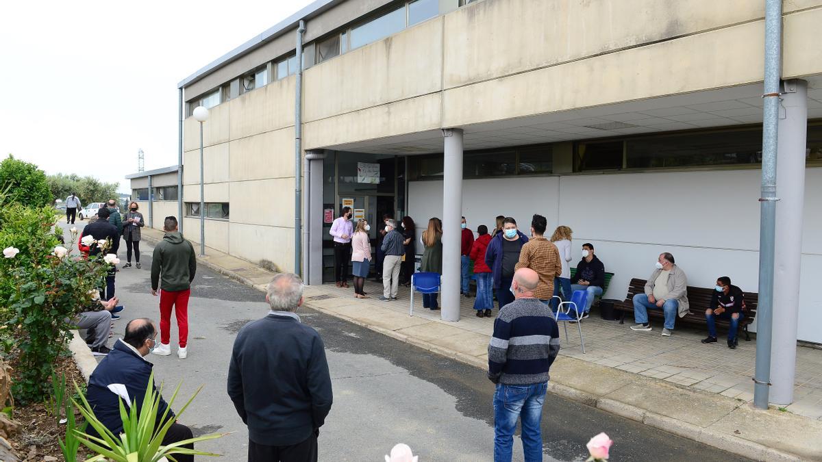 Trabajadores y usuarios de Cáritas, en la fila para vacunarse.