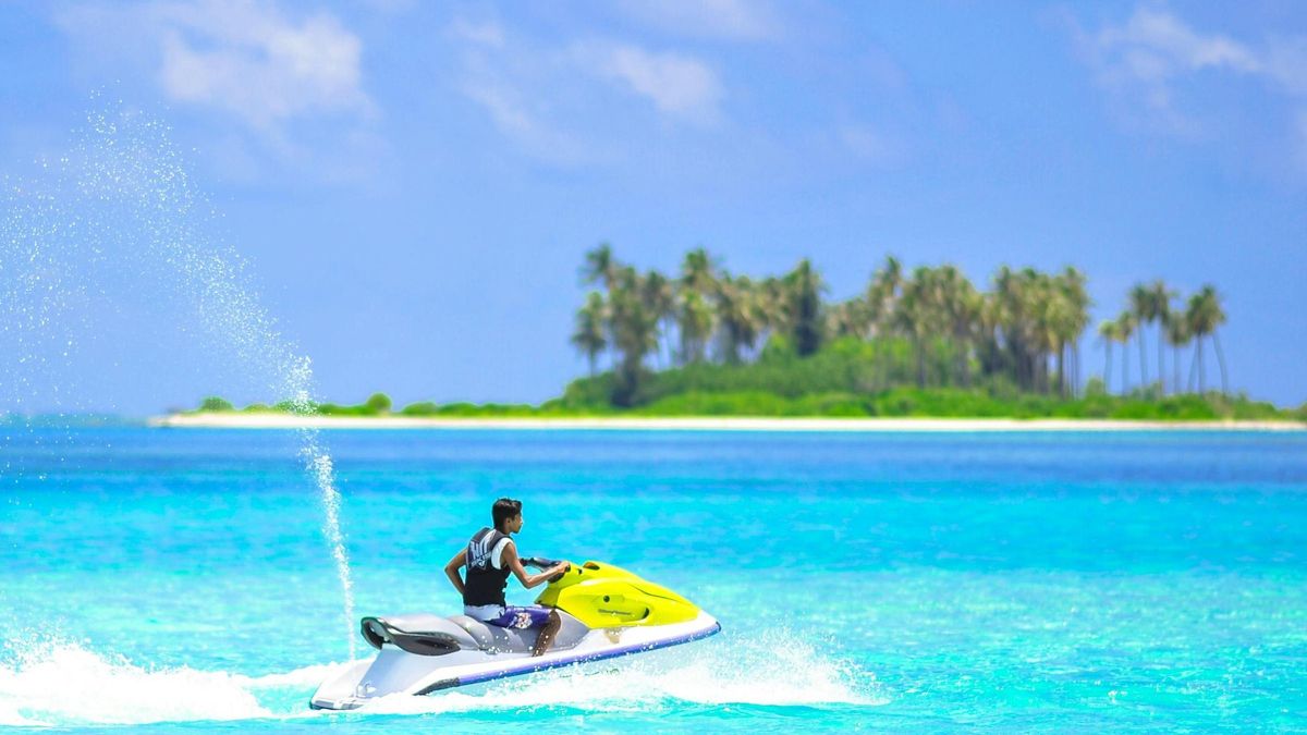 Un hombre en una moto de agua