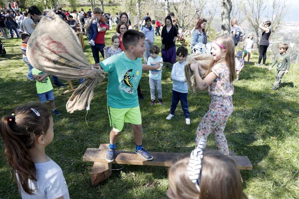 Numerosas familias participan en la Festa Miudiña en Monte dos Pozos, cita que realza el entretenimiento tradicional: sin cables ni teclas ni pantallas.