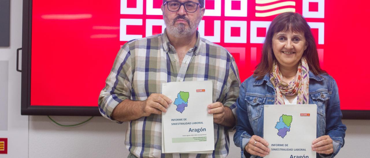 El secretario de Salud Laboral de CCOO Aragón, Luis Clarimón, y Teresa Seral, técnica de salud laboral del sindicato..