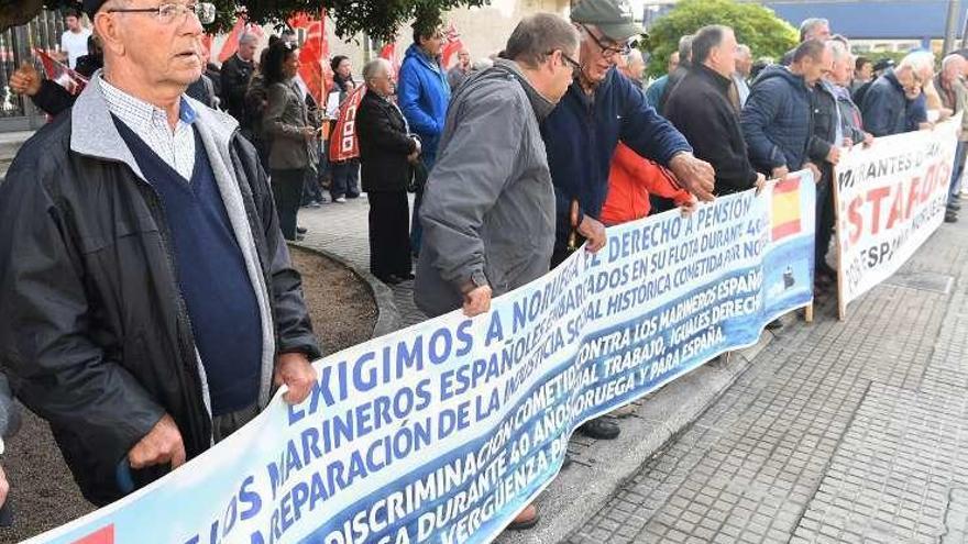 Los ex marinos gallegos protestan para exigir a Noruega sus pensiones
