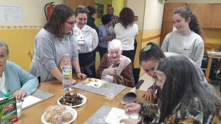 Usuarios de la residencia durante la celebración del magosto.