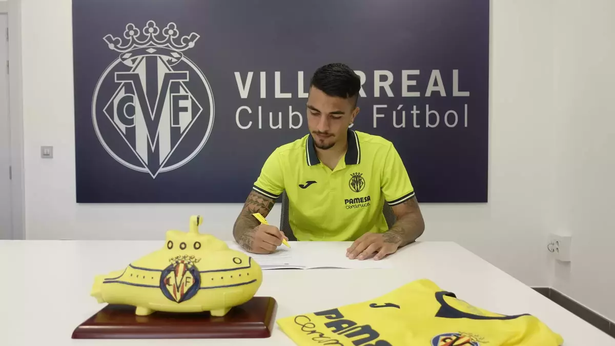 El joven lateral vigués Dani Tasende, duran la firma de la ampliación de su nuevo contrato.