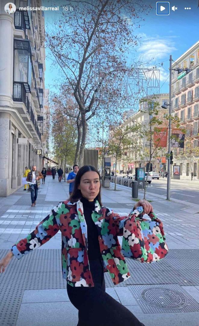 Melissa Villarreal con el bolso y la sobrecamisa floral de Parfois