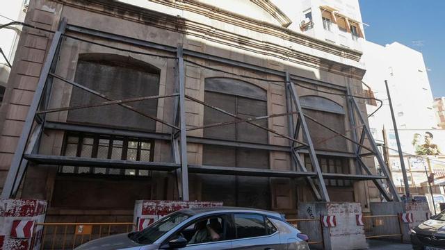 El edificio de El Progreso, en pleno centro de Elche, en una imagen de este mismo lunes.