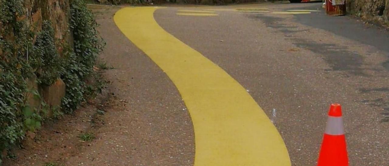 Uno de los tramos de la nueva senda pintada en amarillo en el entorno del colegio de Infantil y Primaria de Quintela, en Moaña.