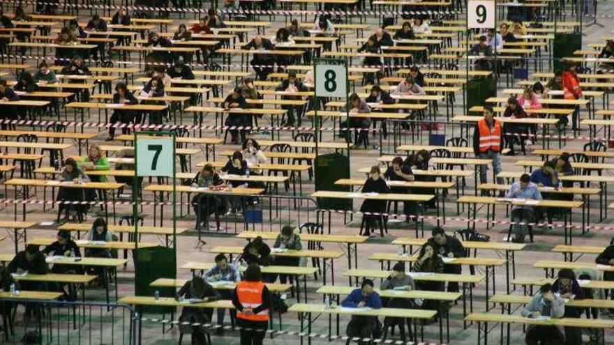 Opositores a un puesto de trabajo en la Administración durante un examen en el recinto ferial de Silleda.