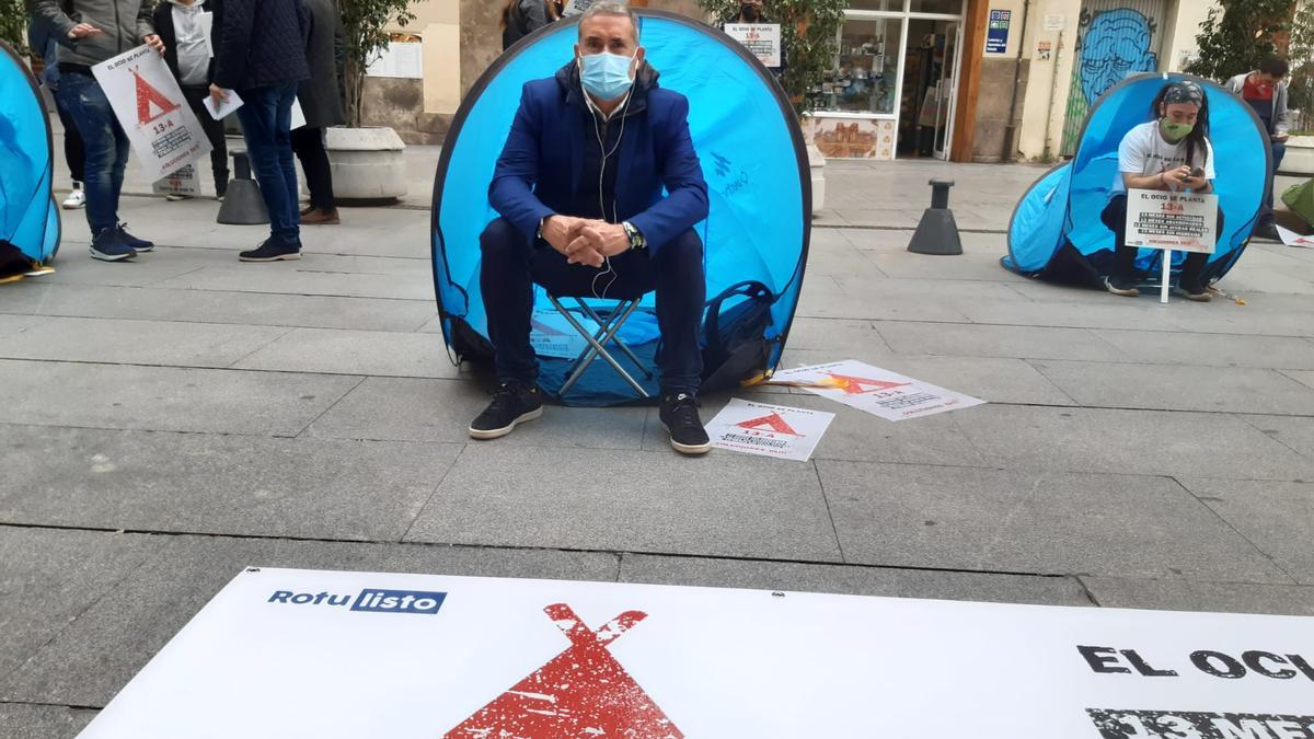 El portavoz de la acampada, el alicantino Lalo Díez, en su tienda, esta mañana