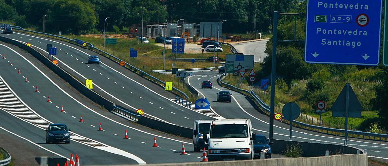 La Autovía de O Salnés con el carril cortado por conos para mantener la infraestructura.