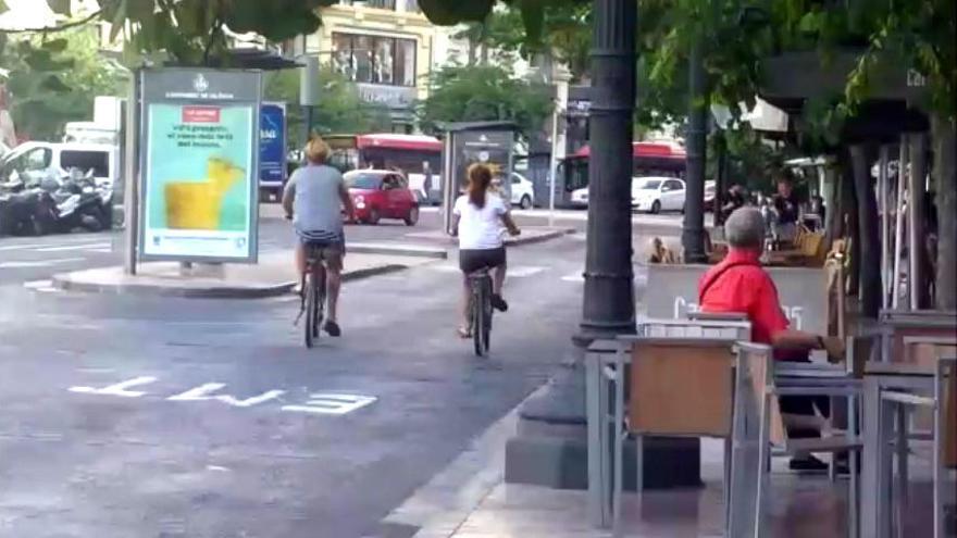 Indisciplina ciclista en la Plaza del Ayuntamiento de València