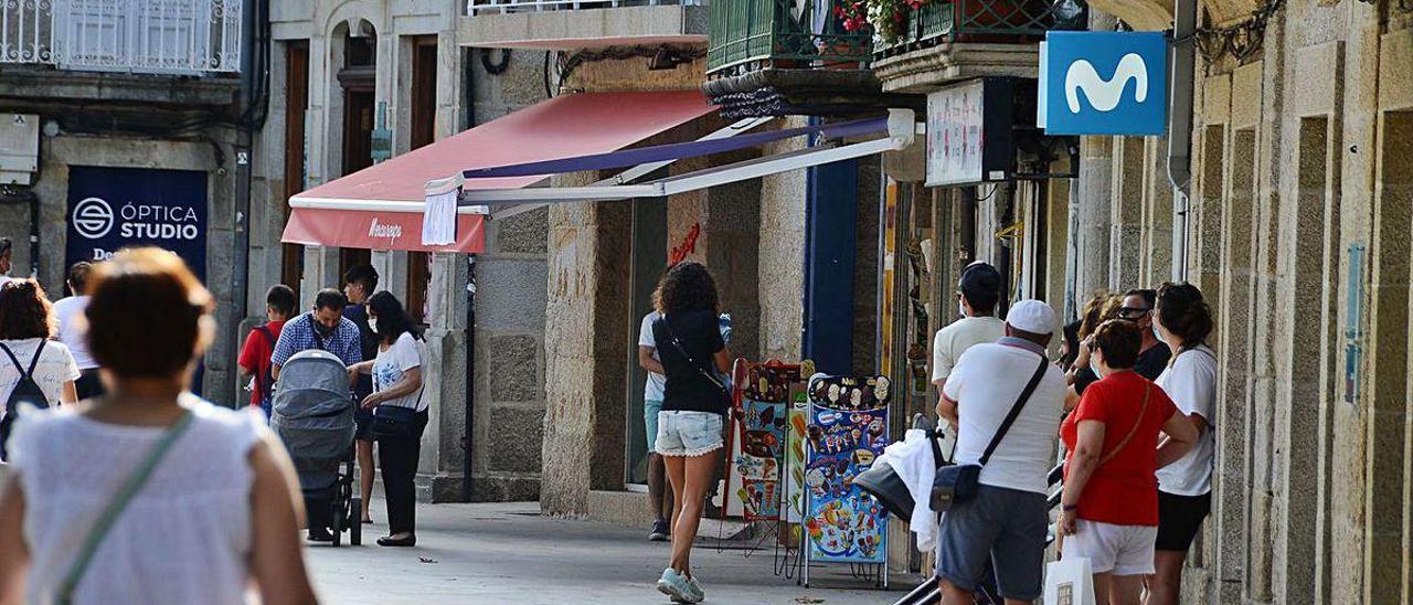 Actividad comercial en las calles del centro de Cangas, ayer por la tarde.