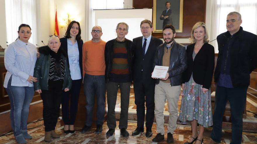 Las autoridades de la Generalitat y municipales, ayer con los familiares de las víctimas gandienses de los campos de nazis.