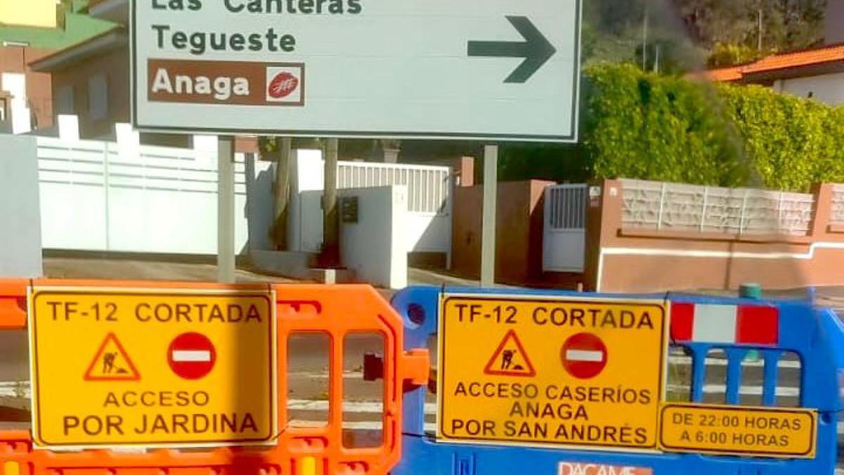 Las señales colocadas cerca de la entrada por Las Canteras advierte de las limitaciones del tráfico en la zona de Anaga.