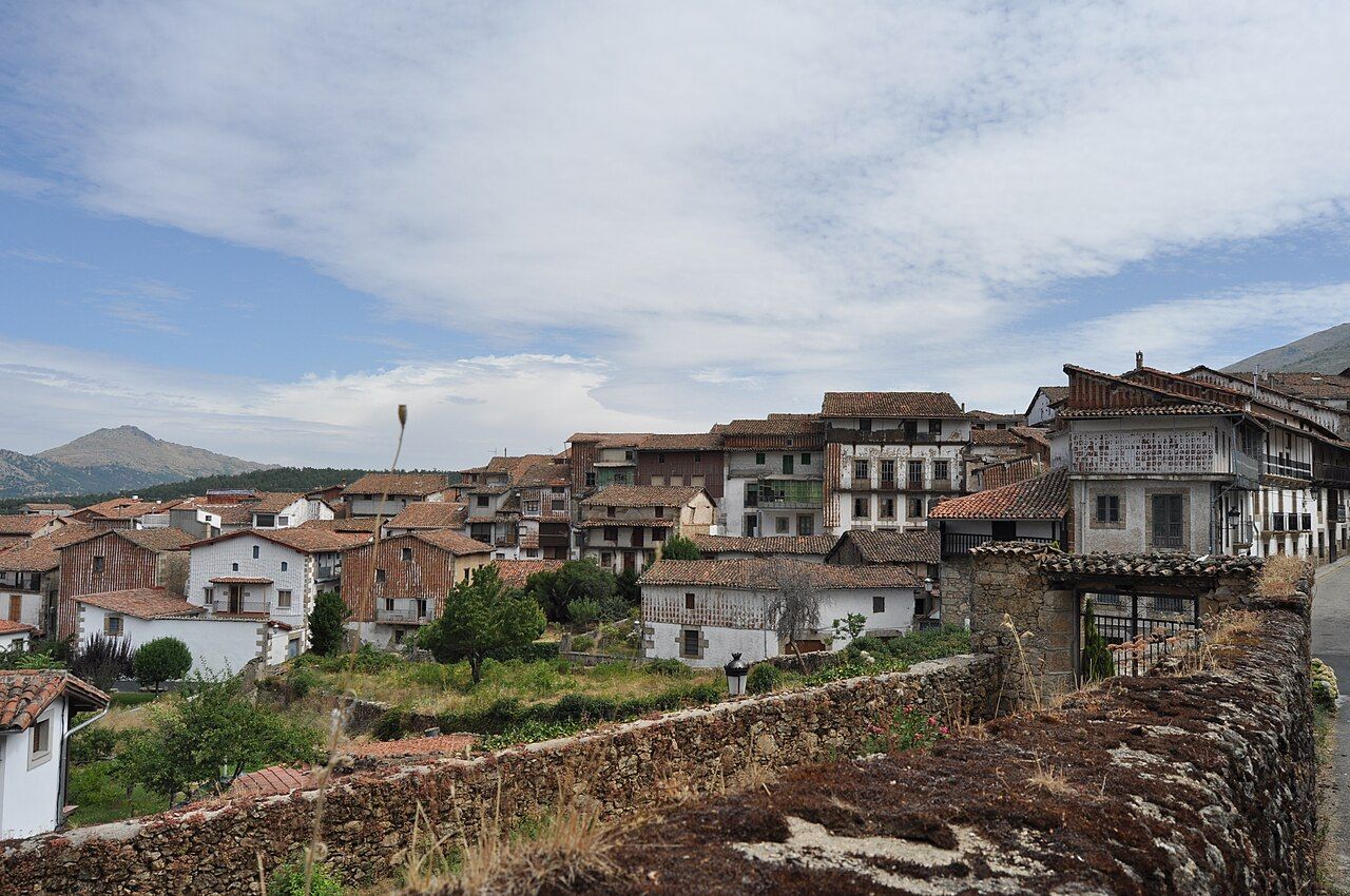 El pueblo salmantino de Candelario visto desde lejos
