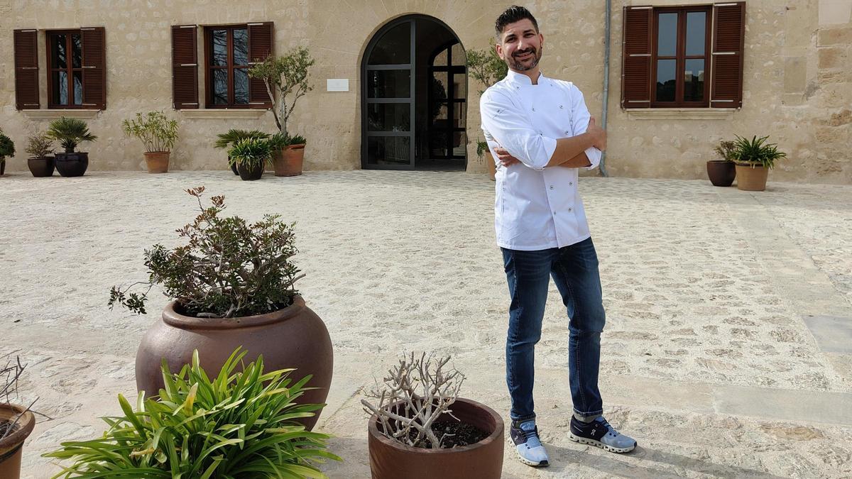 El cocinero Jordi Cantó frente a la entrada del Hotel Castell Son Claret.