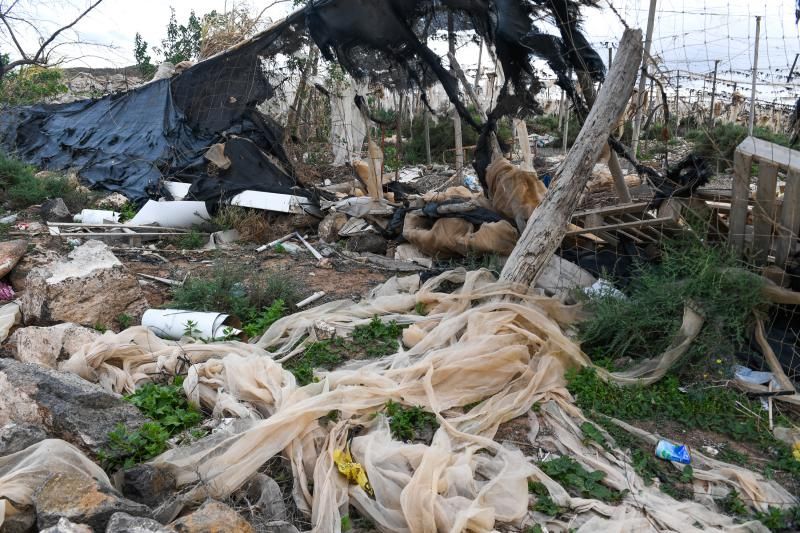 Invernaderos abandonados en la zona de acceso a Playa Vargas