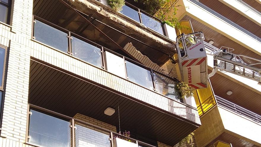 Parte del exterior de un balcón se derrumba en la calle Luis Vives de Zaragoza