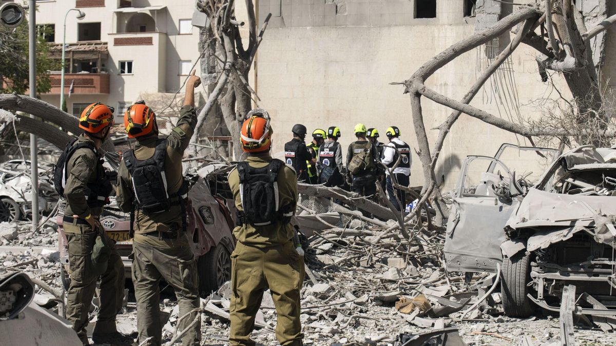 Impacto de un misil iraní contra un edificio residencial en la ciudad de Beersheva, en el sur de Israel.