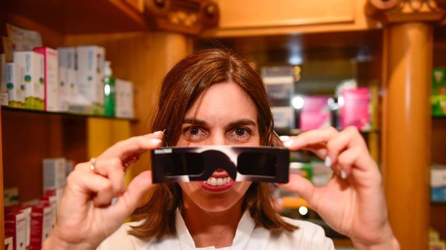 Las gafas para el eclipse del 12 de agosto comienzan a escasear en las farmacias de A Coruña: "Hay proveedores que ya no tienen"