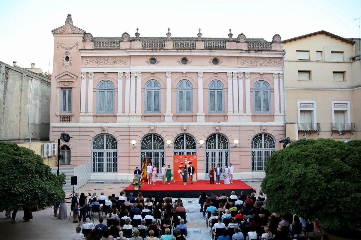 Presentación oficial de la Reina de Xàtiva 2025 en el patio de la Casa de la Cultura.