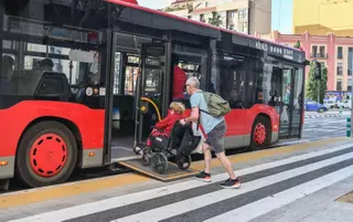 La EMT desatiende cientos de servicios de discapacitados por falta de buses