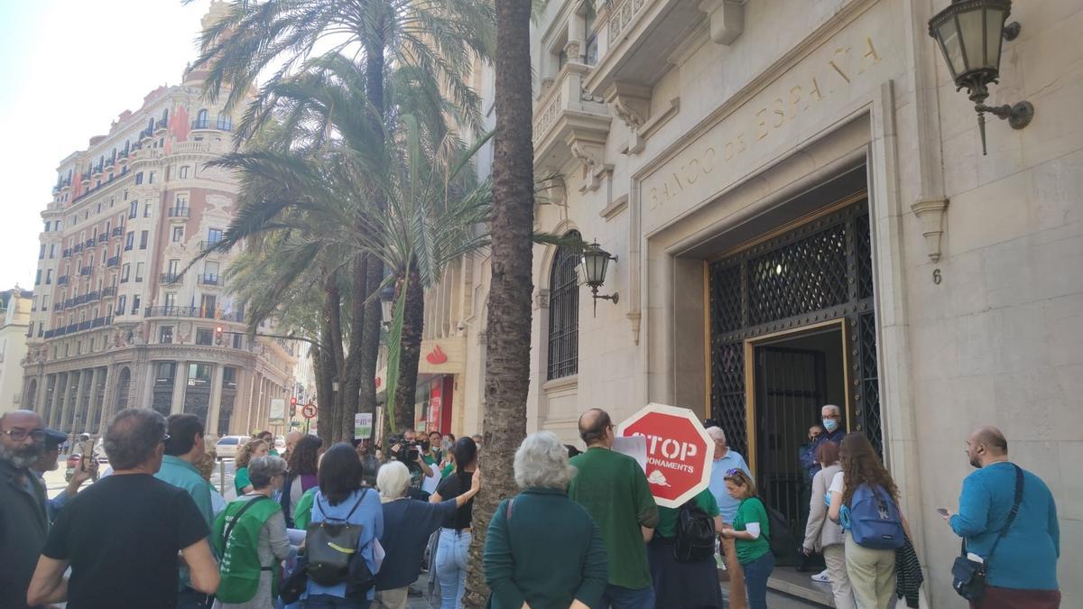 La PAH se manifiesta para exigir a los bancos y fondos buitre el fin de los desahucios y alquileres sociales