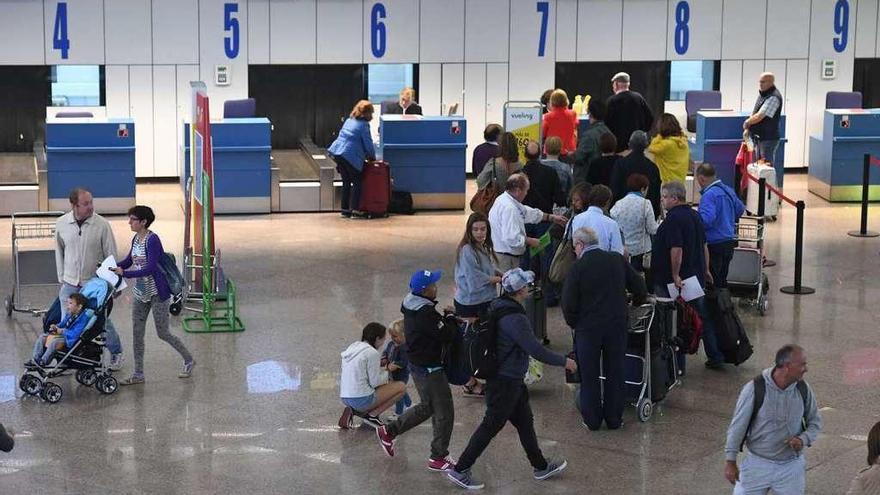 Pasajeros en los mostradores de facturación del aeropuerto de Alvedro.