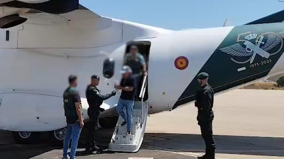 Llegada a Madrid de José Enrique P.S. tras ser trasladado desde Santiago en un avión de la Guardia Civil